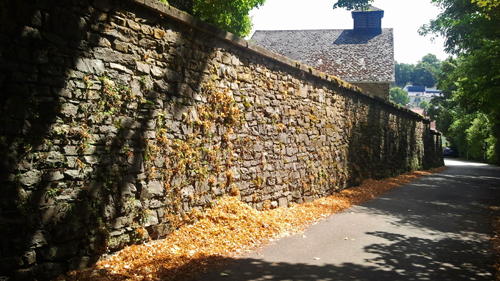 Trockenmauer am Ortseingang von Stromberg.