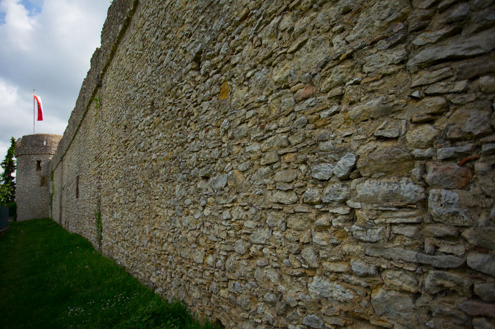 Über 1 Kilometer lang ist der erhaltene Teil der Fleckenmauer, erzählt de Stadtführerin.