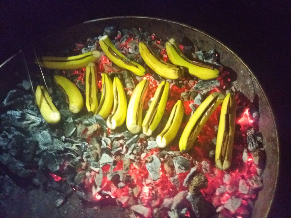 Auch das Dessert bereitet Förster Gass auf offenem Feuer zu. Bananen mit Schocki.