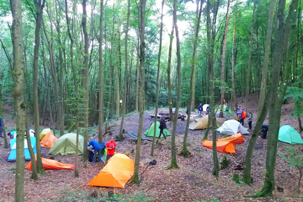 Einer der Trekkingplätze der Pfalz. Normalerweise dürfen hier nur 6 Zelte gleichzeitig stehen. Für diese Veranstaltung wurde eine Ausnahme gemacht.