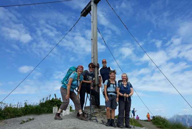 Wandergruppe am Gipfelkreuz des Fellhorns.